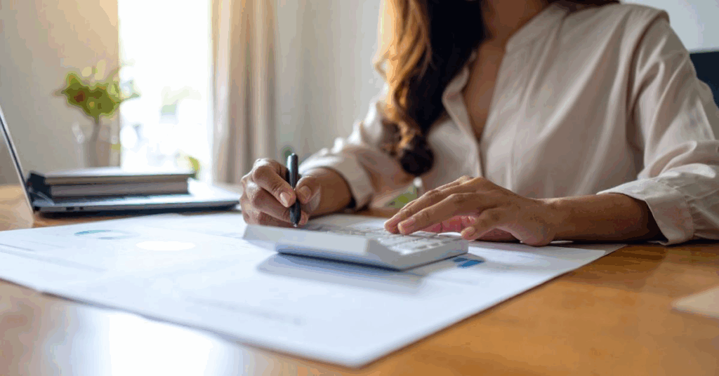 – ALT: “credit card bill payment review with calculator